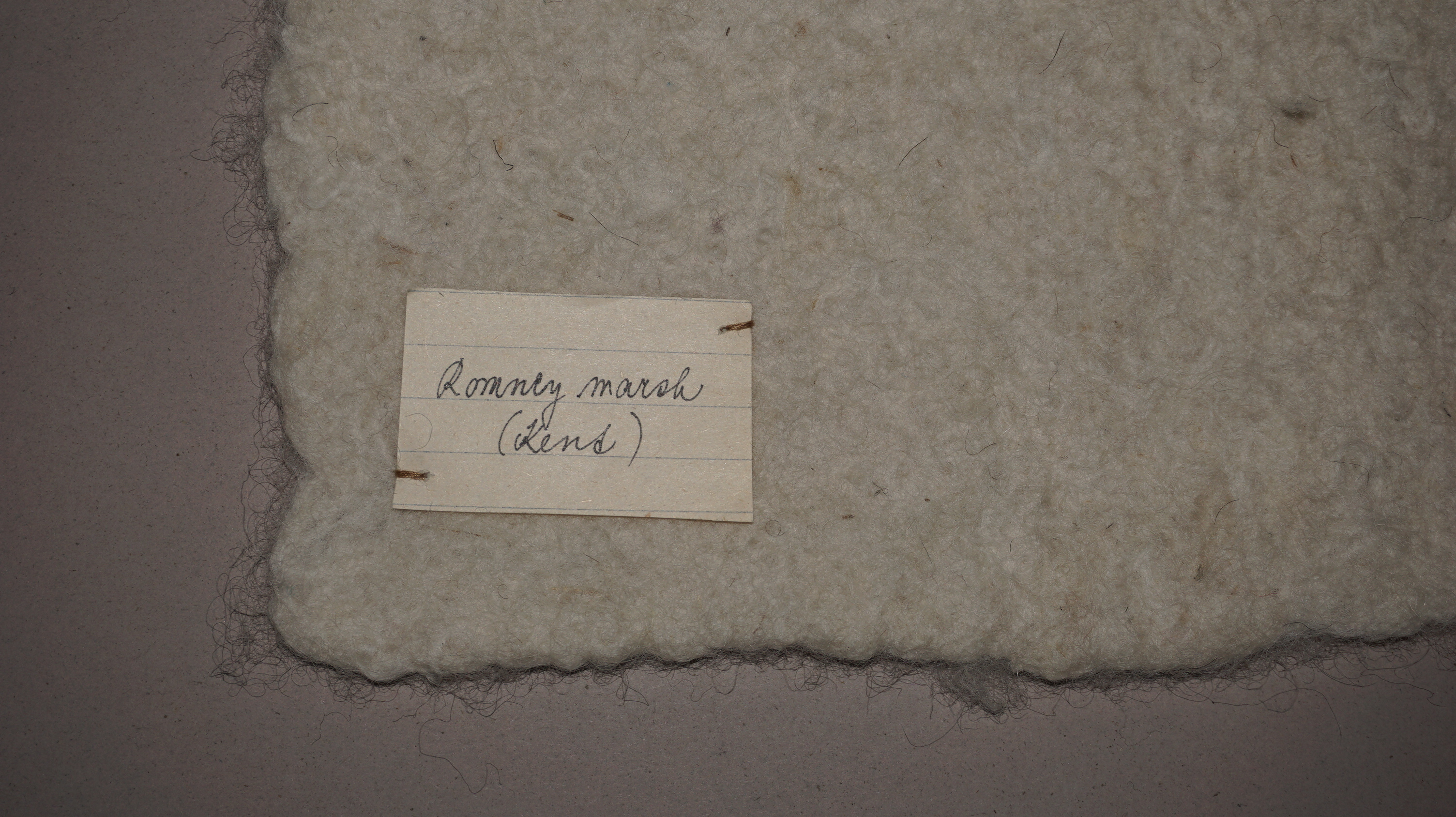 Skúmame a dokumentujeme tradičné slovenské textilné materiály a techniky, prepájame historické znalosti s modernými potr